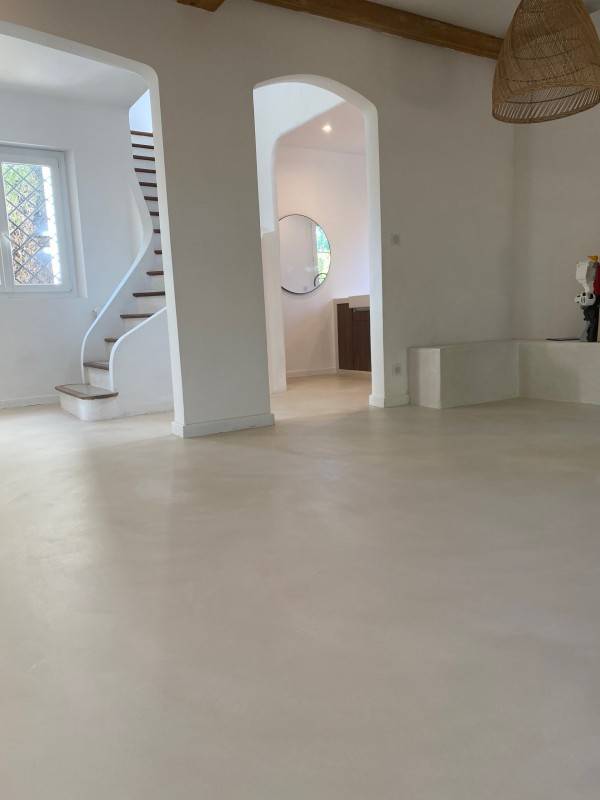 maison intérieur en béton ciré